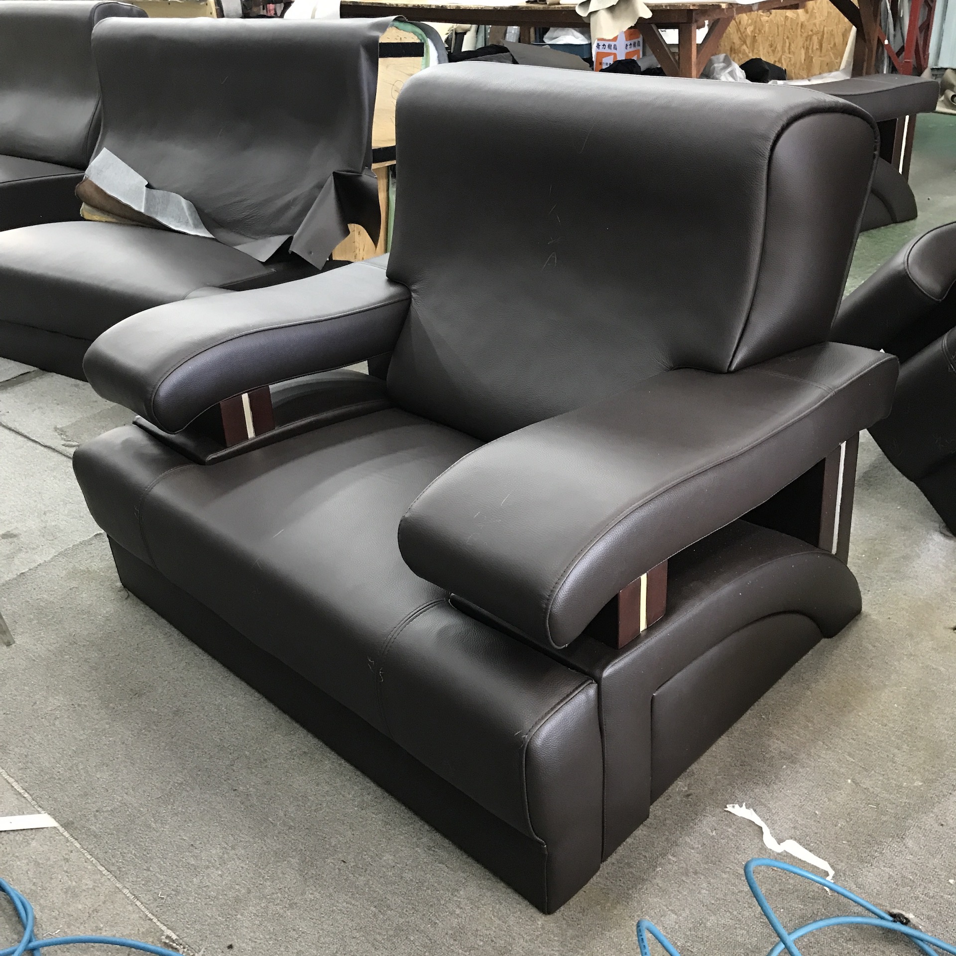 【客戶案例分享】太平 1+1+4人座沙發整座翻修更換半牛皮