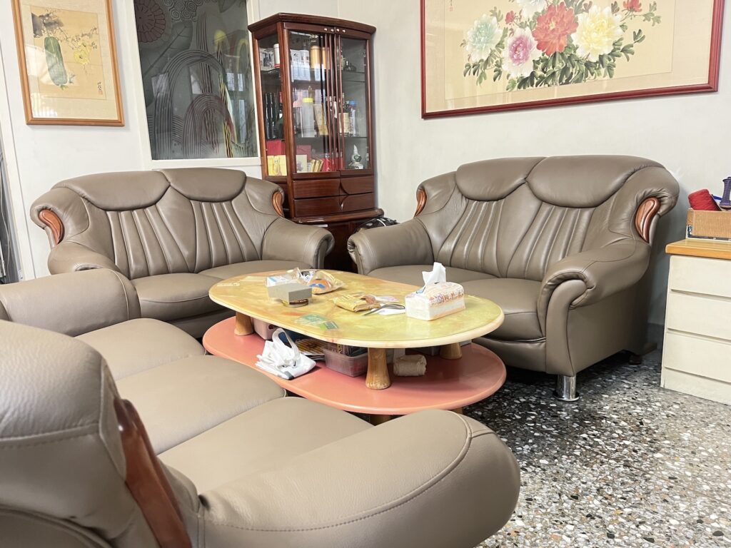 【客戶案例分享】台中太平整組沙發翻修更換半牛皮
