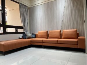 【世昌沙發｜彰化沙發訂製】彰化秀水荔枝紋線條腳椅及合成皮低背沙發推薦