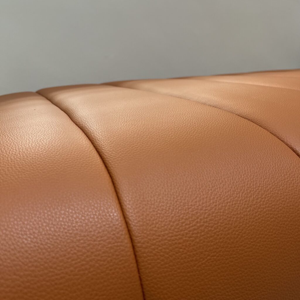 【世昌沙發|彰化沙發訂製】彰化秀水荔枝紋線條腳椅及合成皮低背沙發推薦