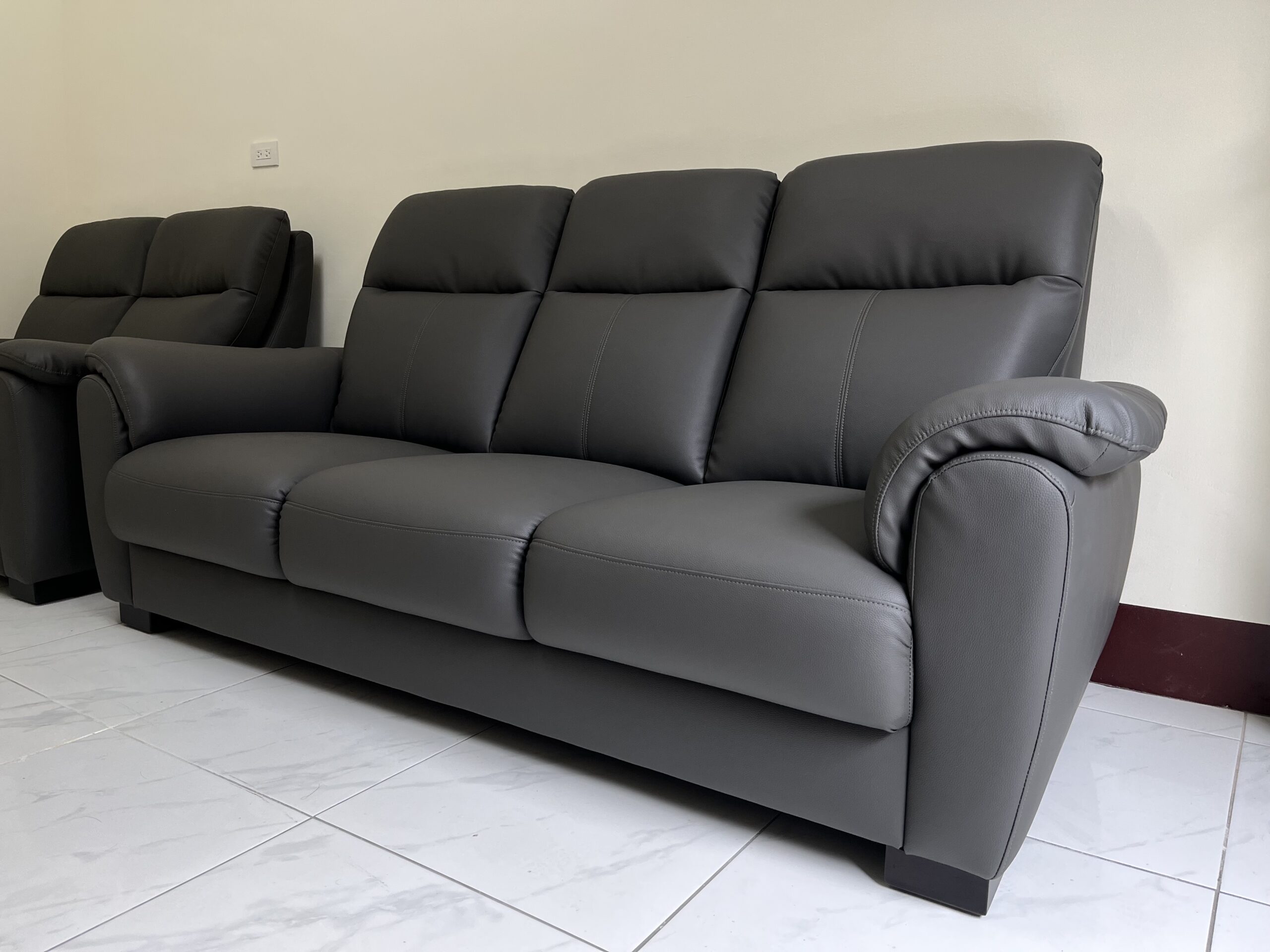 【世昌沙發｜台中沙發訂製】台中東區深灰色高背合成皮沙發推薦