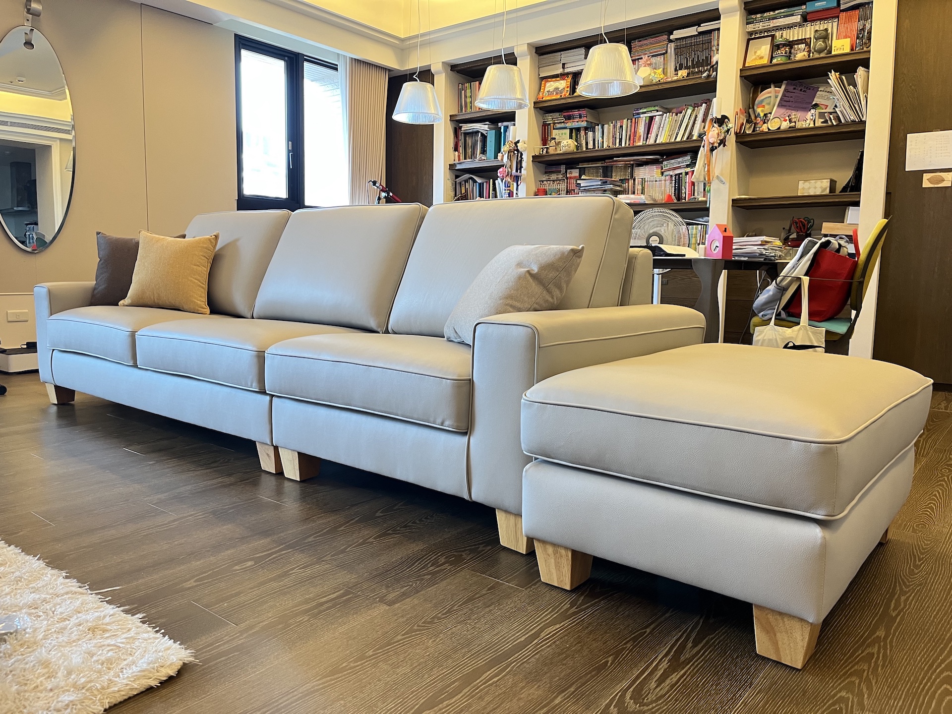 【世昌沙發|台中沙發翻修】低背沙發及活動腳凳翻修更換NAPPA半牛皮