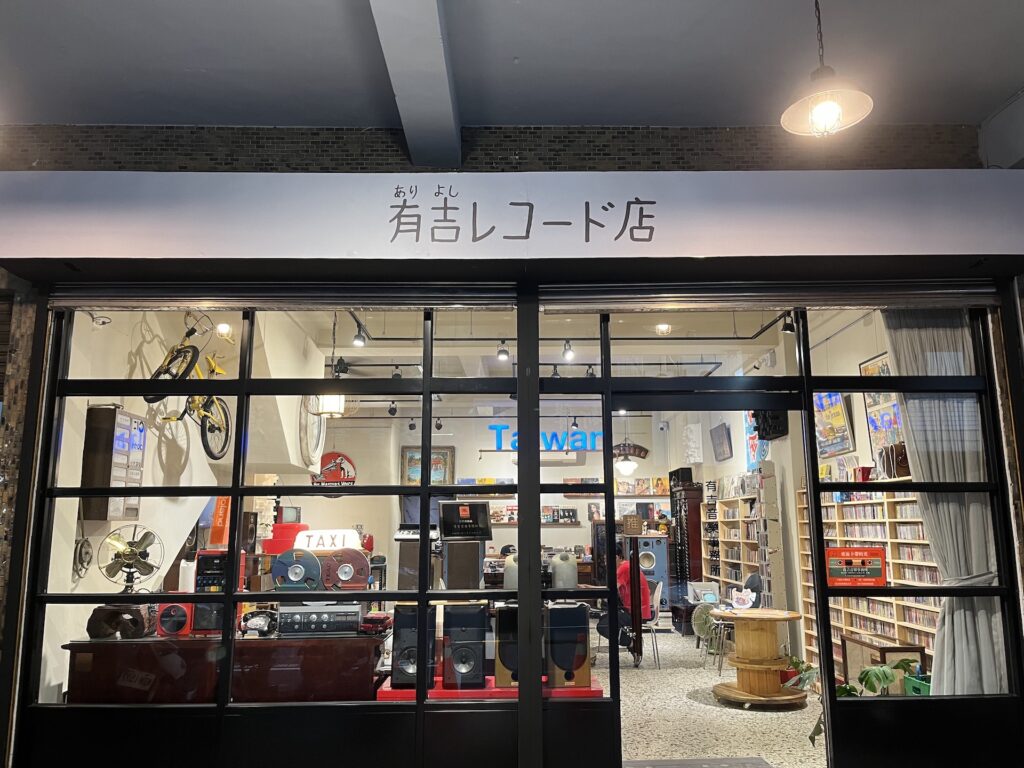 【世昌沙發|台中沙發訂製】台中中區復古ㄇ字型合成皮拉釦沙發推薦