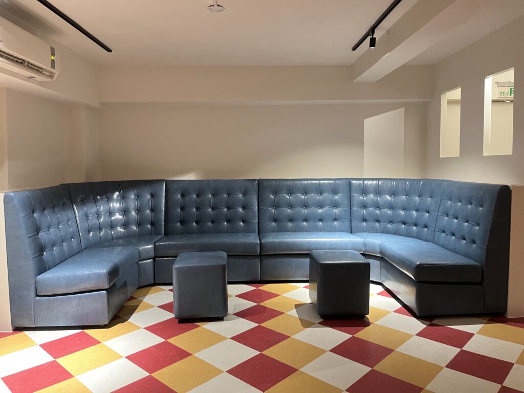 【世昌沙發|台中沙發訂製】台中中區復古ㄇ字型合成皮拉釦沙發推薦