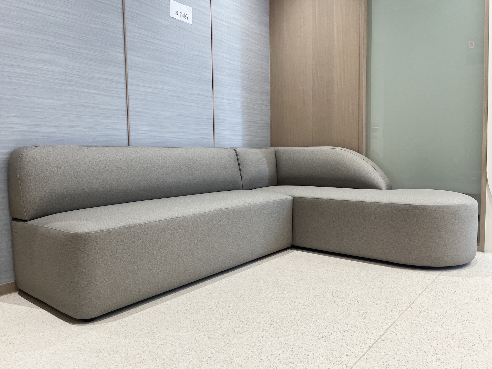 【世昌沙發｜台北沙發訂製】台北內湖診所圓弧L型貓抓皮沙發訂製