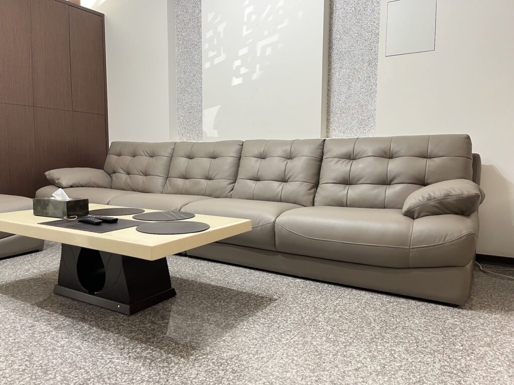 【世昌沙發｜台中沙發翻修】台中北屯格紋造型半牛皮沙發翻修