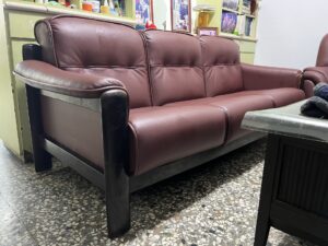 【世昌沙發｜台中沙發翻修】台中太平40年木架沙發翻修更換半牛皮